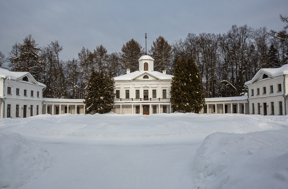Усадьба Середниково. Главный дом с двумя флигелями. Февраль 2026 года. Городской округ Химки, Московская область. Фото автора статьи