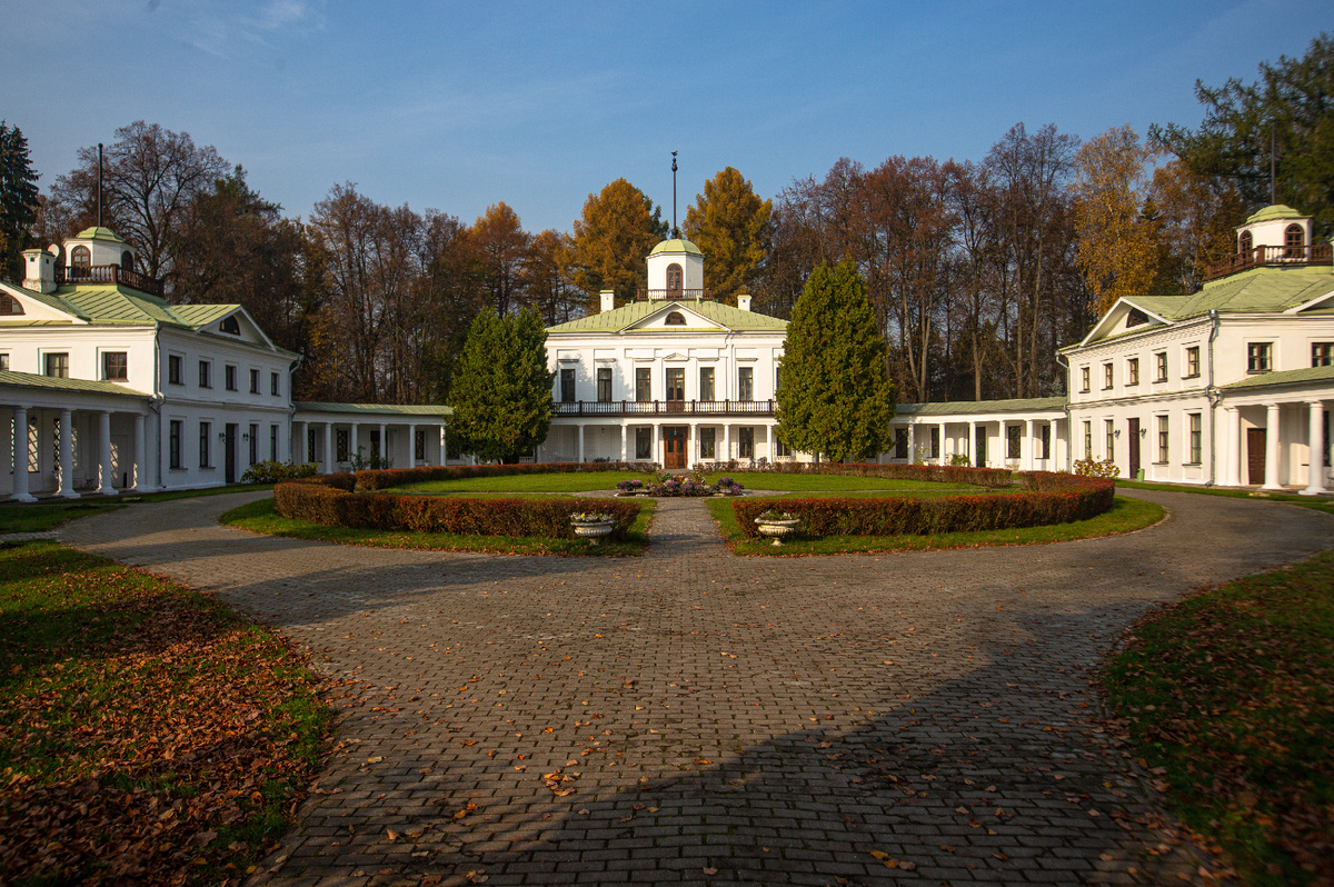Усадьба Середниково. Главный дом с двумя флигелями. Октябрь 2020 года. Городской округ Химки, Московская область. Фото автора статьи