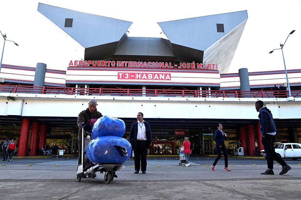    Некогда шумный и многоголосый аэропорт Гаваны постепенно затихает - все меньше авиакомпаний готовы прилетать на Кубу с учетом существующих проблем с топливом. / REUTERS