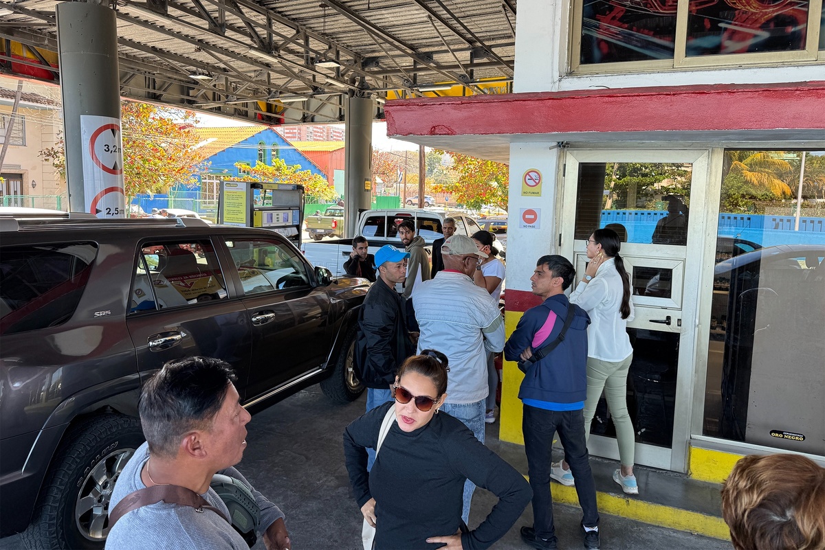    На кубинских заправках в очередях за бензином стоят даже дипломаты. Самые наглые - американцы. /Дмитрий Кулемякин/ РГ