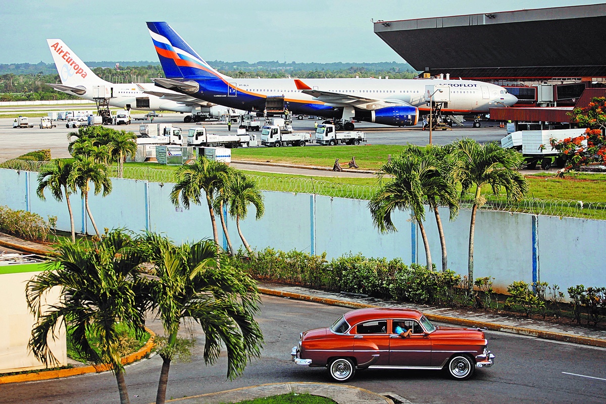    В 2013 году самолеты "Аэрофлота" без проблем садились в Гаване. Однако возникший из-за блокады США дефицит авиакеросина на острове сегодня вносит коррективы в привычный маршрут./Reuters