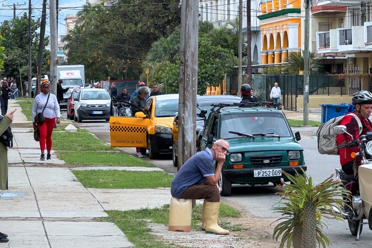    Тот кубинец, кто провел в очереди на заправку только 7-8 часов, может считать себя счастливчиком. Чаще время ожидания - 12 часов и более. На снимке - очередь на заправку в Гаване/Дмитрий Кулемякин/ РГ