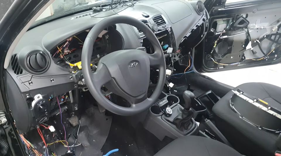 Пустая Лада Гранта. Ставлю сигнализацию своими руками