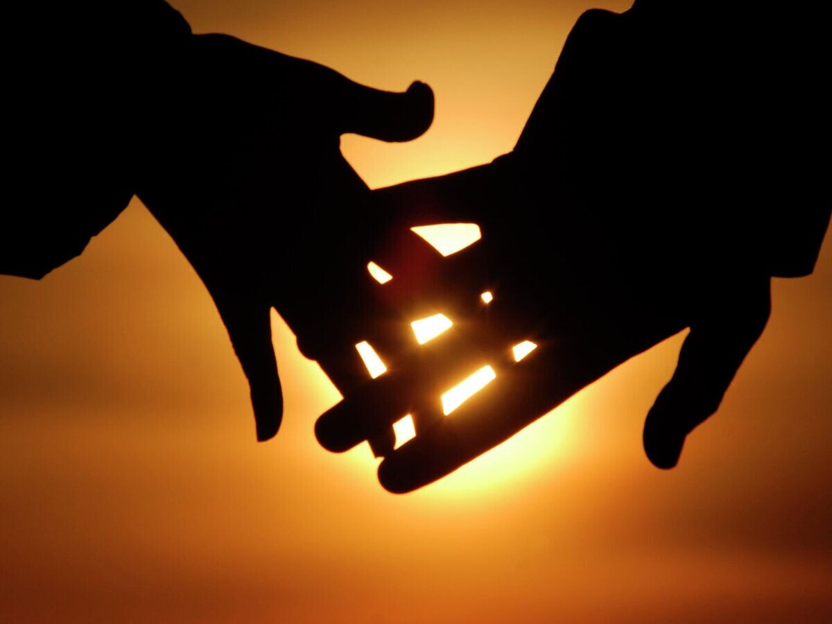    Люди держатся за руки | © РИА Новости / Михаил Мордасов