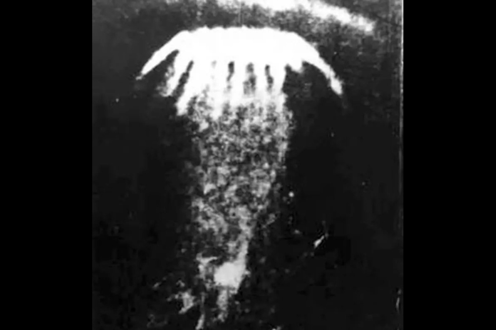    Фото НЛО в форме медузы, который 13 февраля 1989 года наблюдали сотни людей над Нальчиком. / Фото: nypost.com