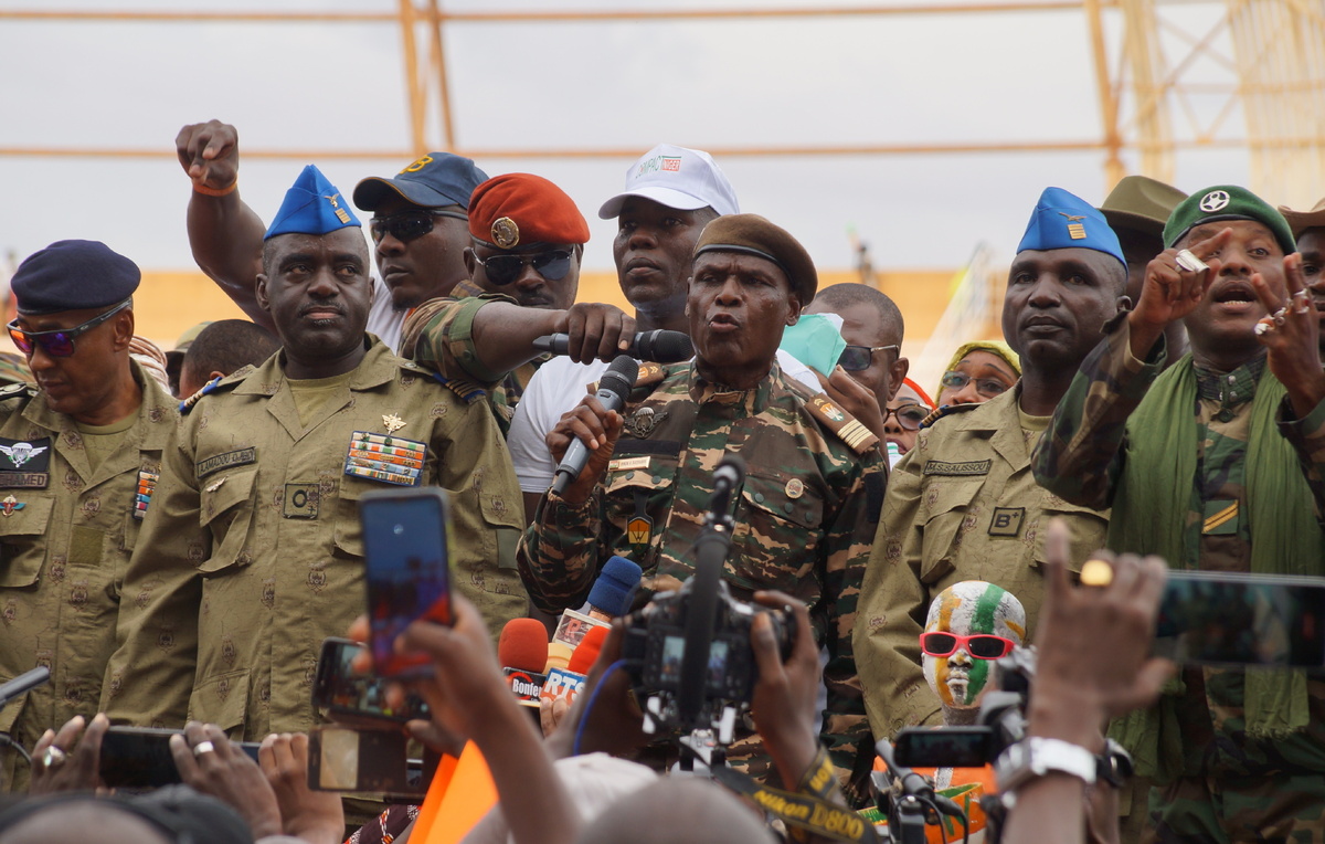    Амаду Ибро (в центре)  Anadolu Agency via Reuters Connect