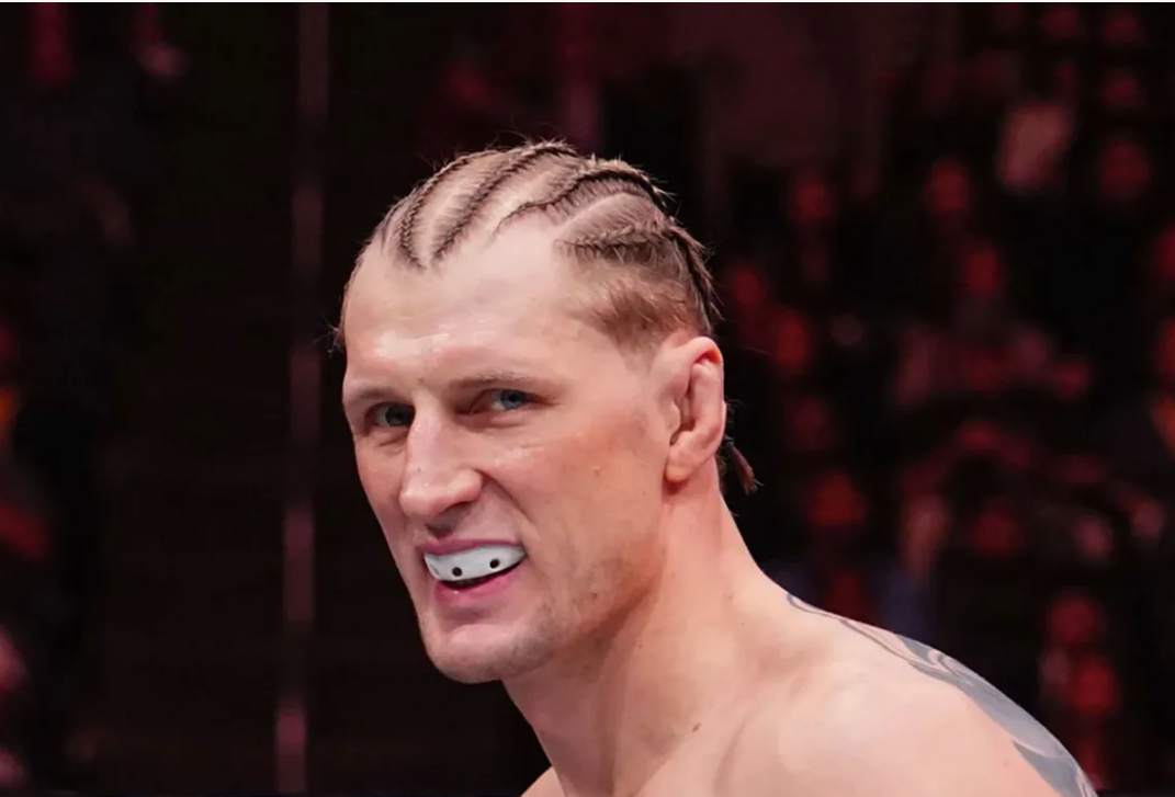 Александр Волков, один из главных претендентов на пояс / https://mma.metaratings.ru/_images/insecure/w-1360:h-1040/aHR0cHM6Ly9zdG9yYWdlLnlhbmRleGNsb3VkLm5ldC9zMy1tZXRhcmF0aW5ncy1zdG9yYWdlL2ltYWdlcy83MC8xMi83MDEyZjE5YzNhZjQ5NTIyMWNhOWU0NzIxZjUzYTU2Ni5qcGc=.webp