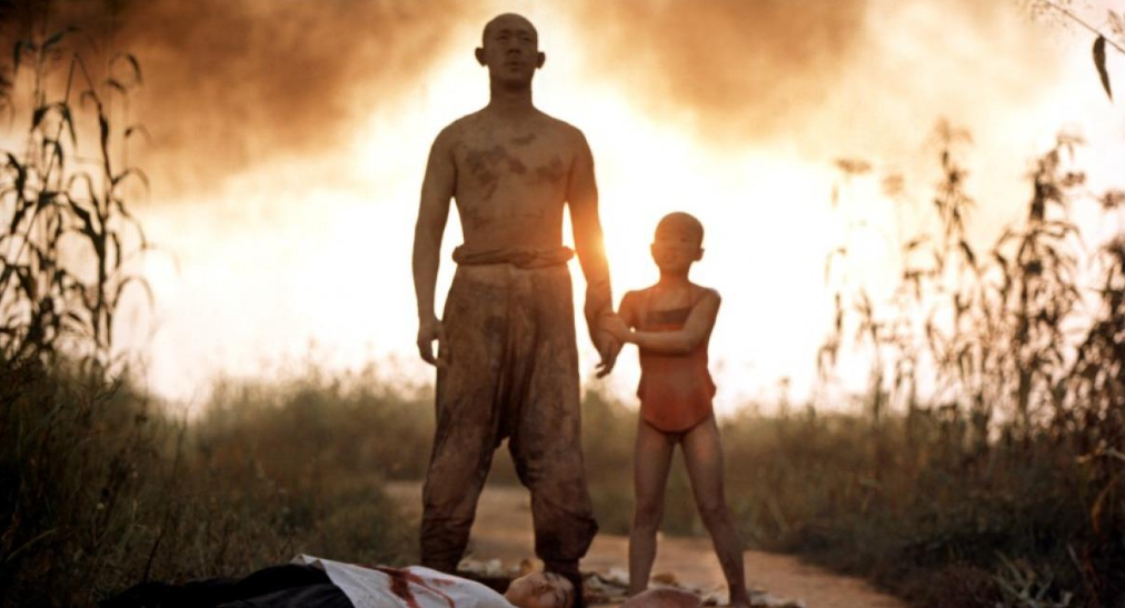 Кадр из экранизации. Да... я еще и кино посмотрела. Там исказили многое, видимо по политическим причинам. НО!!! там хоть эмоции у людей показаны, да и оба главных героя "прилизаны" и внешне и внутренне