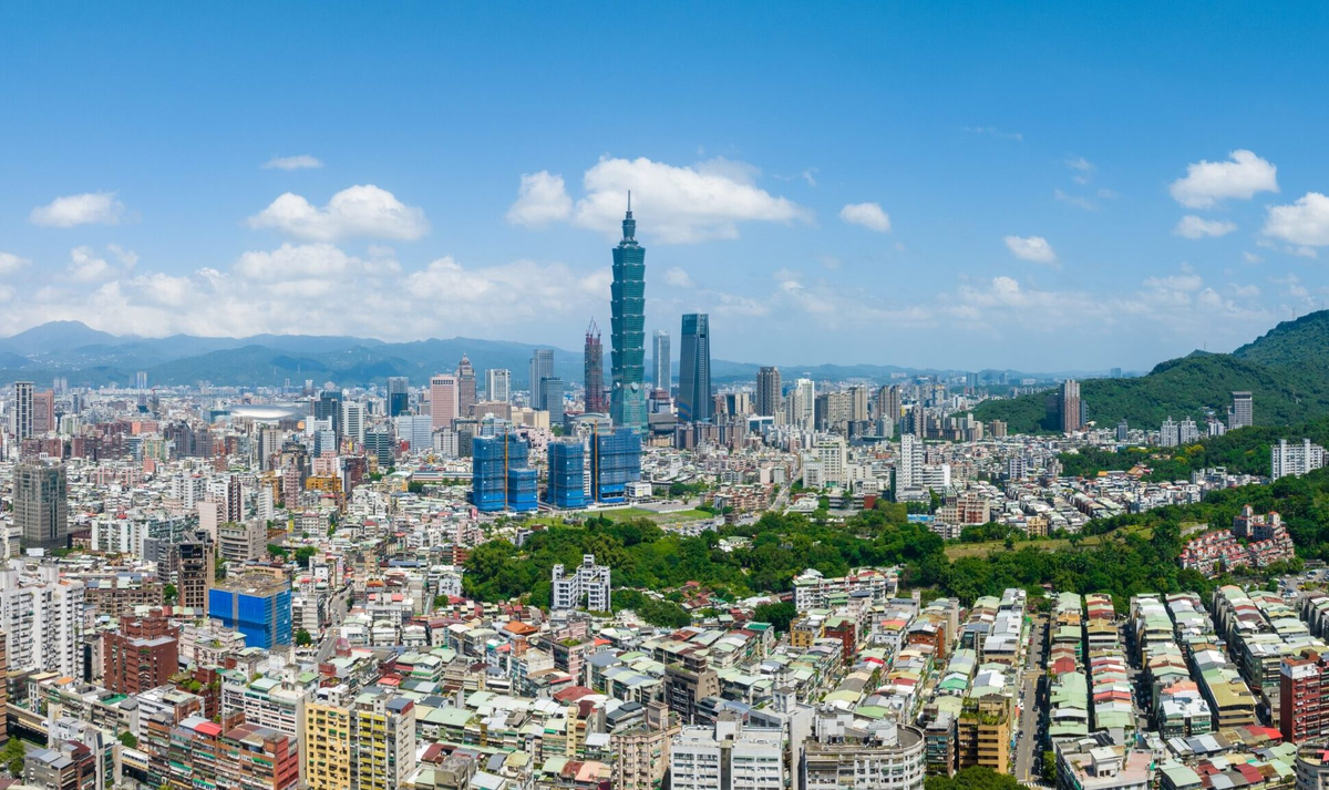 Небоскрёб в силуэте Тайбэя