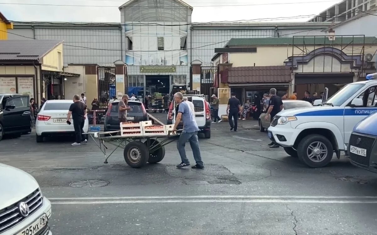    В последние годы на рынке стараются проводить санитарные дни, что немного улучшило обстановку.