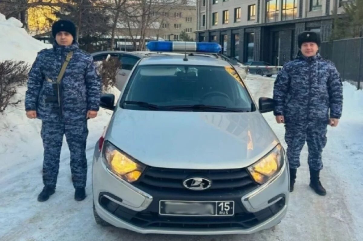    В Новосибирске росгвардейцы помогли мужчине, которому стало плохо