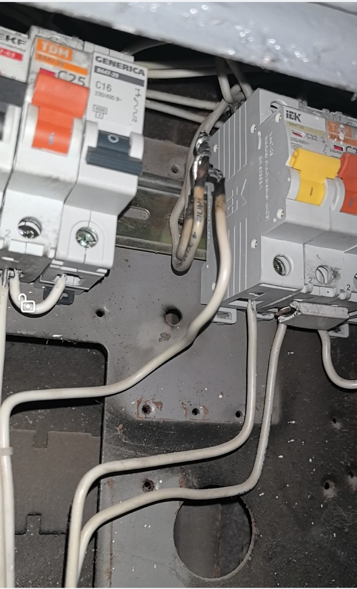 Вот так зачастую выглядит проводка в жилом секторе