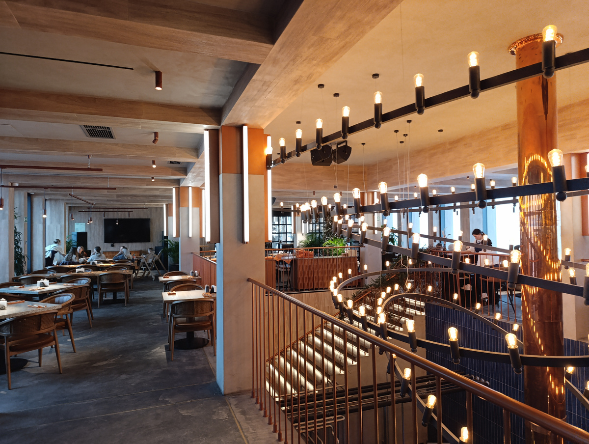 Только зашли - сразу начали фотографировать.