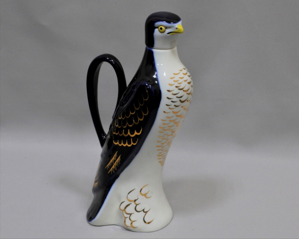 Знаметый фарфоровый графин- штофик "Сокол"