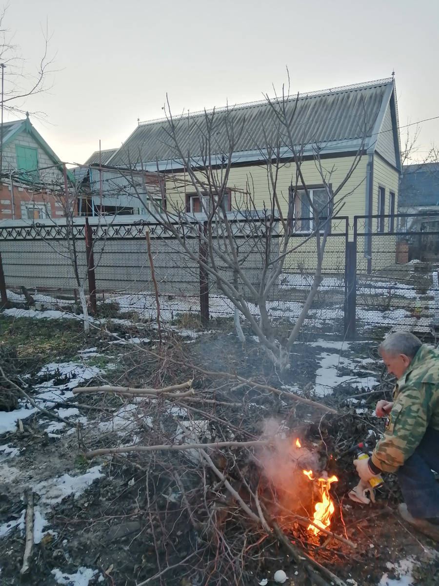 Пытаемся разжечь костер.