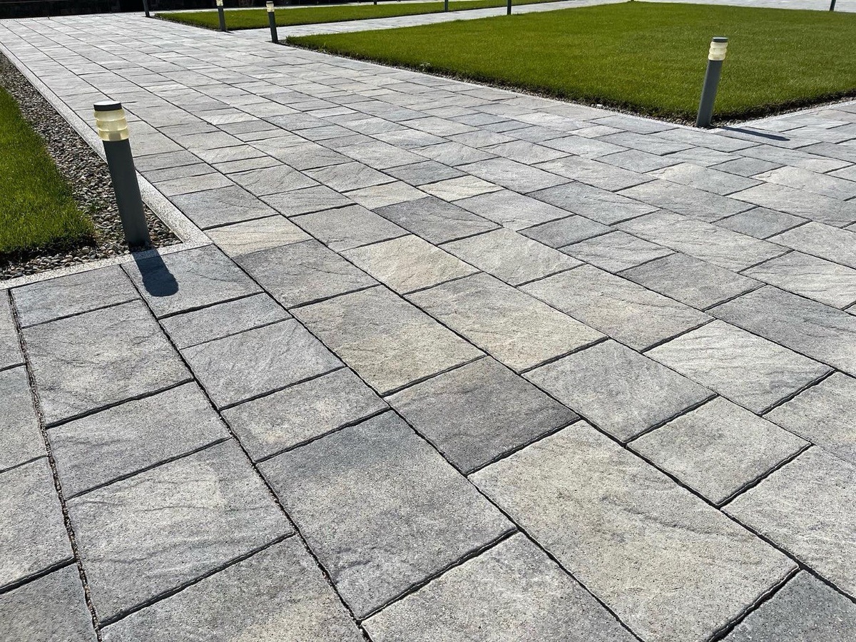 Тротуарная плитка крупного формата в серых тонах