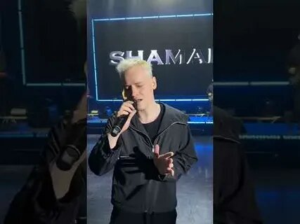 Фото из открытых источников. Шаман поёт песню по заявке