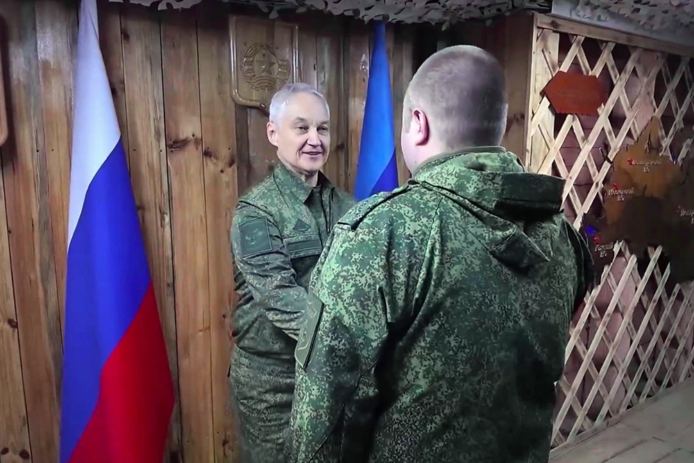    Министр обороны России Андрей Белоусов в четверг прибыл в зону проведения СВО. Он провел совещание на командном пункте одного из соединений "Южной" группировки войск, осмотрел технические новинки - дроны, роботов, ретрансляторы, а также вручил отличившимся "южанам" госнаграды. Министру бойцы, кроме того, представили забрасываемые передатчики помех для FPV-дронов. Они применяются с целью прикрытия маршрутов движения штурмовых групп и путей подвоза провизии и боеприпасов. / Министерство обороны РФ