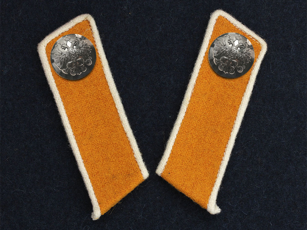 Петлицы офицера 8-го драгунского Астраханского полка. Россия, копия. Описание: Качественная копия петлиц на шинель офицера 8-го драгунского Астраханского полка. Желтое суконное поле, белый кант, посеребренные пуговицы с изображением Государственного герба. Ссылка: https://antikvariat.ru/catalog/petlitsy/buttonholes-officer-of-the-8th-astrakhan/ 12 октября 2026 года исполняется 215 лет со дня сформирования Астраханского кирасирского полка. Ссылка: https://dzen.ru/a/aYDTflXfxAxLtk_f Для справки: 12.10.1811 — генерал-майором Бороздиным 2-м в м. Усвяты Велижского уезда Витебской губернии сформирован Астраханский кирасирский полк в составе 5-ти эскадронов. 10.05.1838 — Кирасирский Принца Вильгельма Прусского полк. 26.09.1851 — Астраханский кирасирский полк. 20.09.1852 — Кирасирский Е. И. В. Великого Князя Николая Николаевича полк. 25.03.1864 — 8-й драгунский Астраханский Его Императорского Высочества Великого Князя Николая Николаевича Старшего полк. 26.04.1891 — 22-й драгунский Астраханский генерал-фельдмаршала Великого Князя Николая Николаевича полк. 06.12.1907 — 8-й драгунский Астраханский генерал-фельдмаршала Великого Князя Николая Николаевича полк. 27.12.1917 — Астраханский кирасирский украинский полк. 1918 — упразднён.