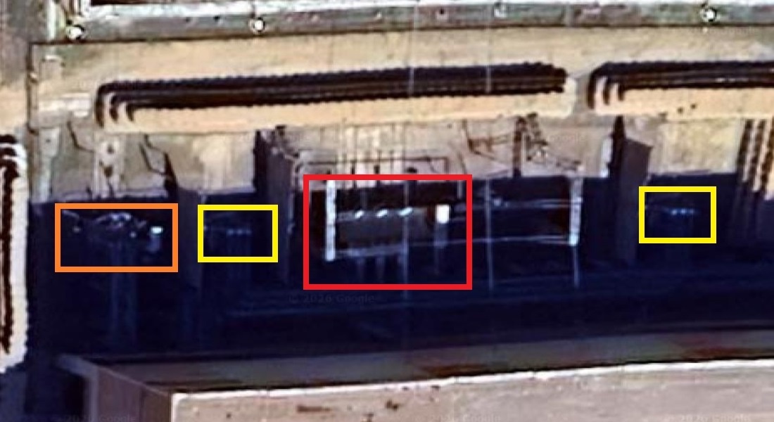 Силовые трансформаторы у стенки энергоблока №1 ЮУАЭС: красный – генераторный трансформатор 330 кВ, жёлтые – ТСН, рыжий – РТСН 150 кВ