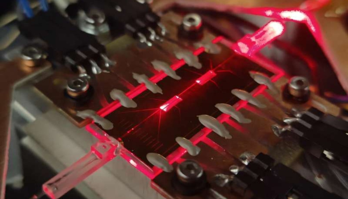    Созданный с помощью лазерной записи стеклянный чип демонстрирует потенциал стеклянной платформы для квантовой связи.