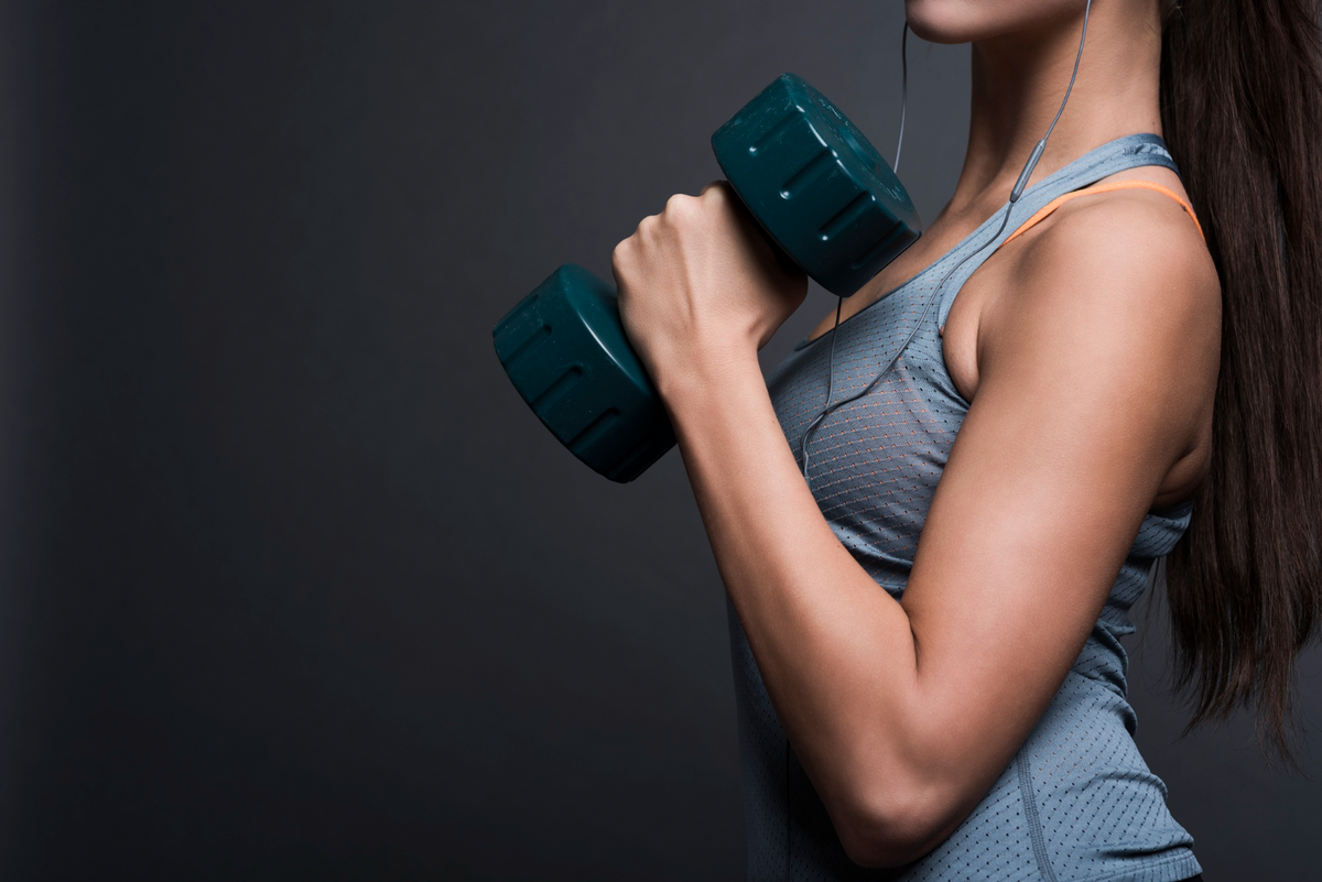 Объясняем, что такое нейромышечная связь (мозг-мышцы) в бодибилдинге и фитнесе.