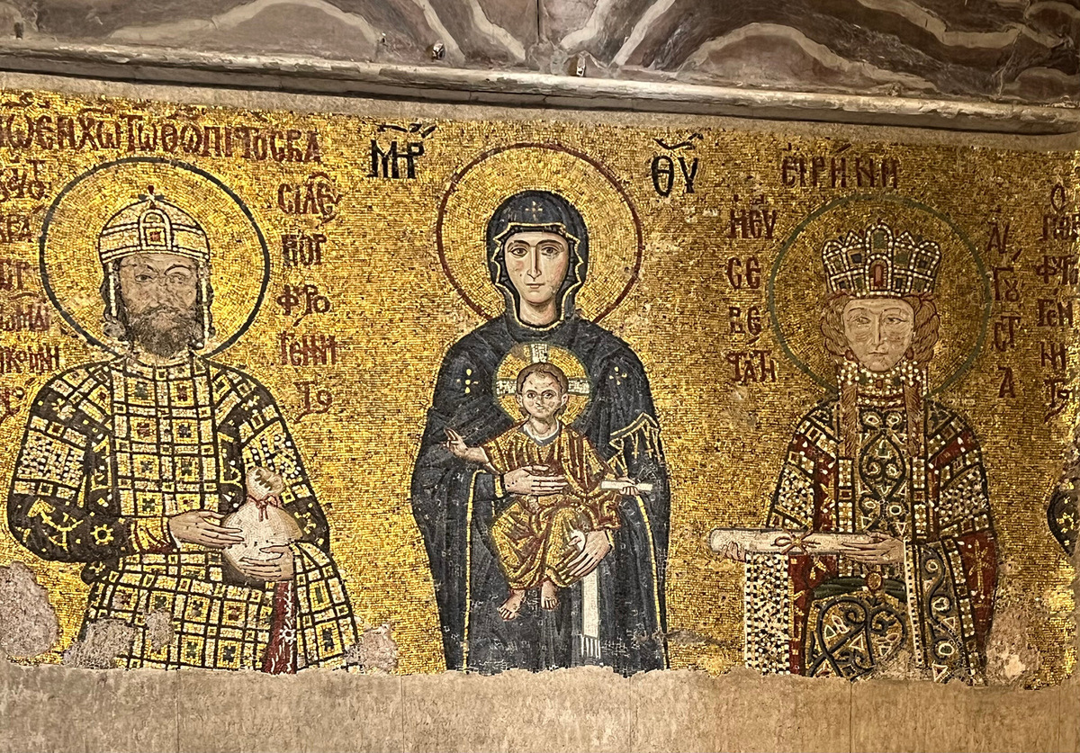 В разное время на стенах Софии появлялись мозаики с изображениями императоров. На фото — мозаика XII века с изображением Иоанна II Комнина и его жены Ирины Венгерской