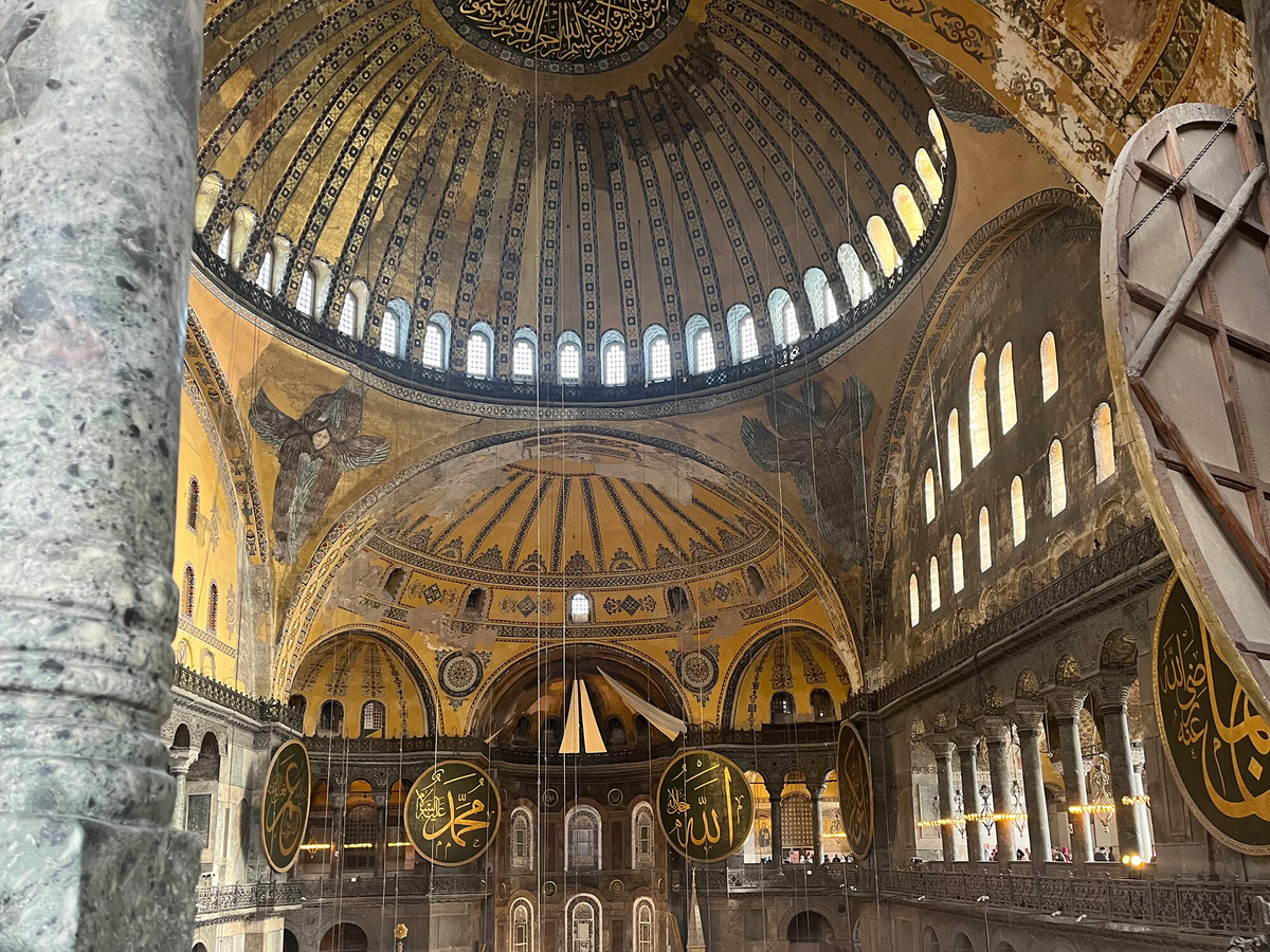 Подкупольное пространство Святой Софии до сих пор впечатляет размерами
