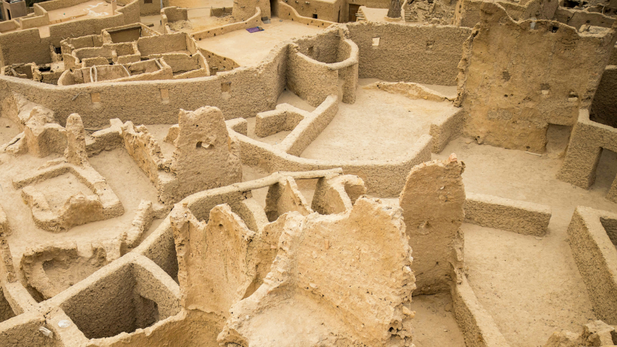 Город начинается там, где появляется излишек и желание его удержать