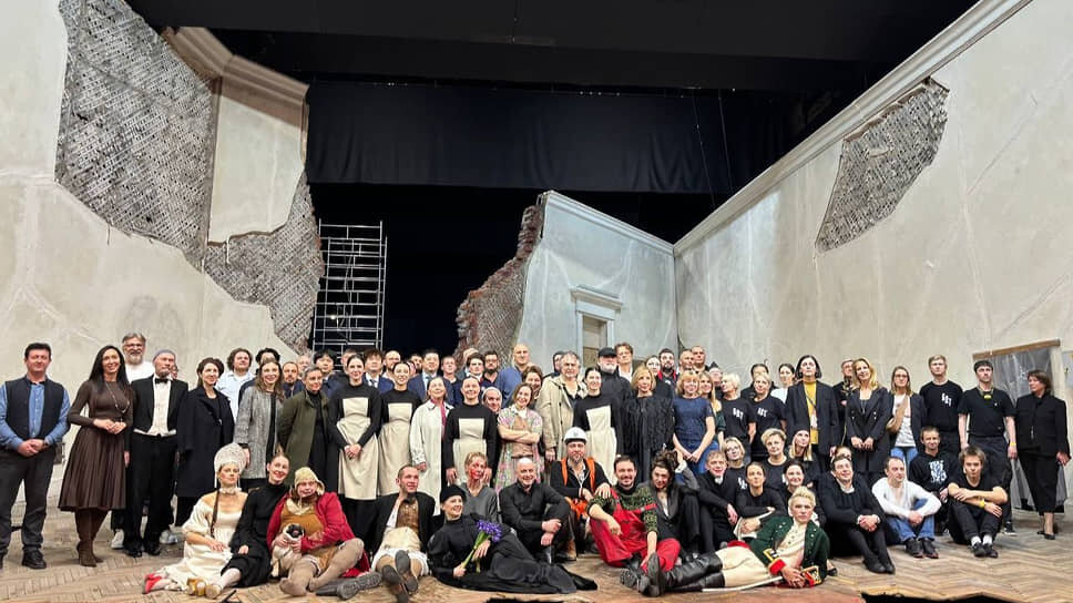 На гастроли в Сербию приехали три фуры декораций, 144 человека плюс один мопс для спектакля «Холопы».📷Фото: Эсфирь Штейнбок