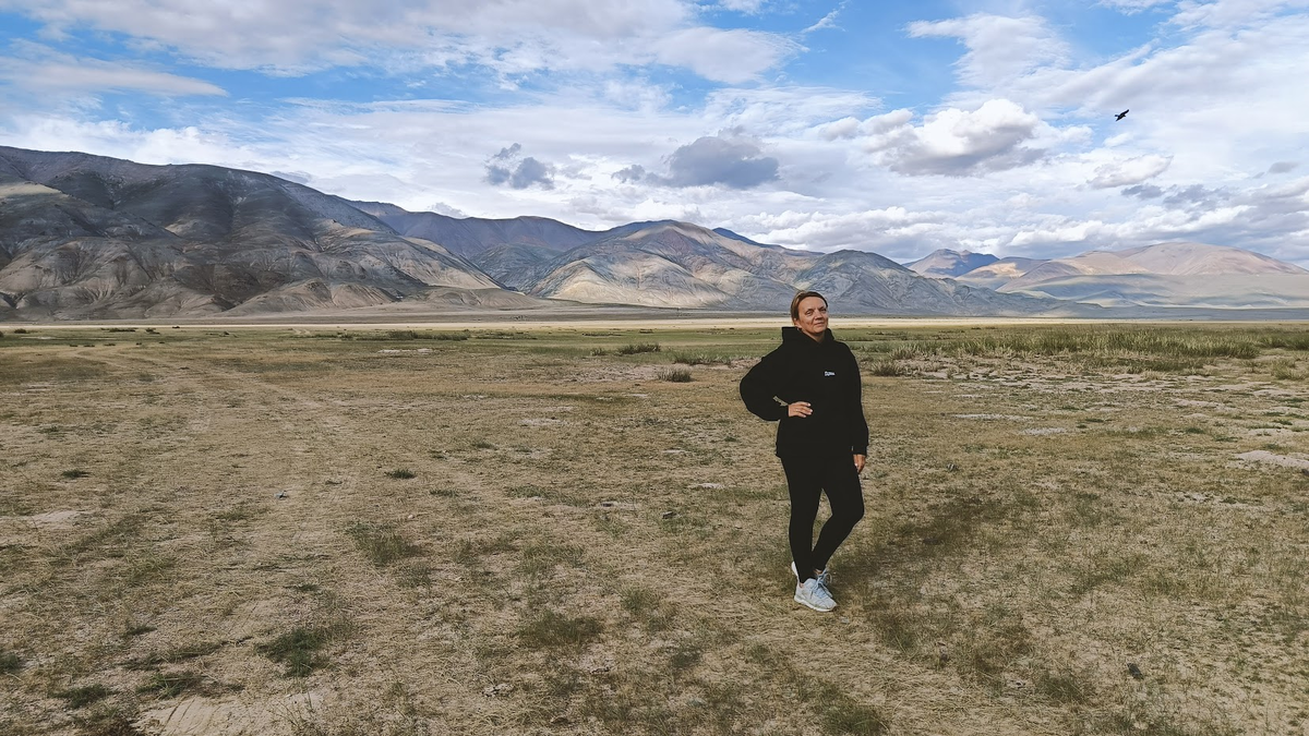 Просто фотография, где я в Монголии, а на толстовке у меня написано "ДЗЕН"