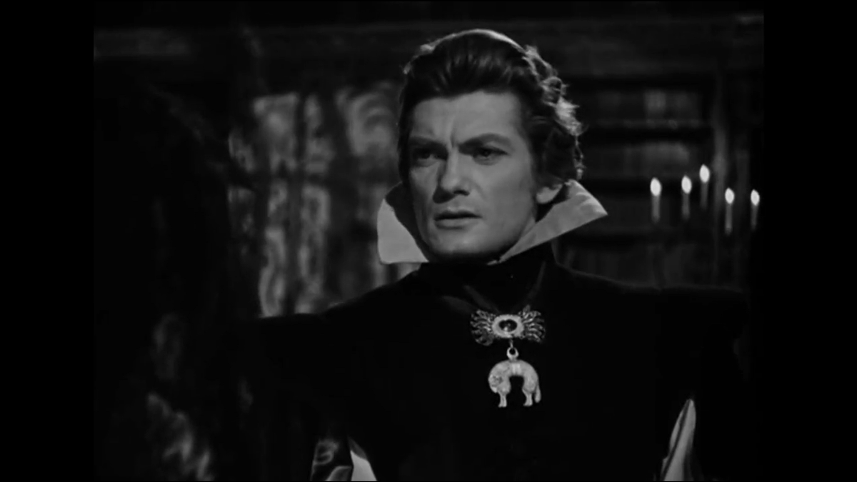 Скрин из фильма. Черный бархатный камзол с белым воротником аодчеркивает благородство.