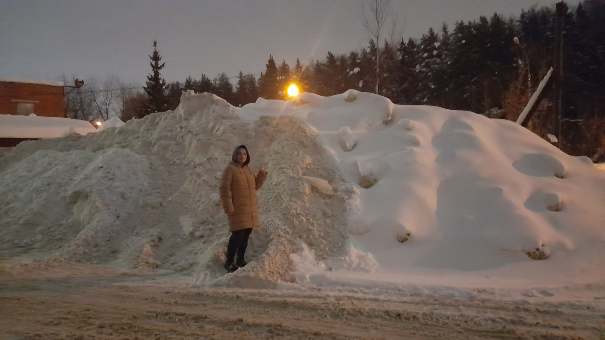 Сугробы под два метра