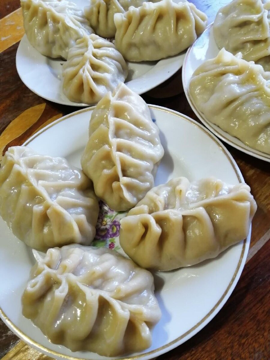 Монгольские бозы - аналог бурятских буузов, в начинке мясо, лук, капуста, готовятся на пару, очень сочные и очень вкусные.