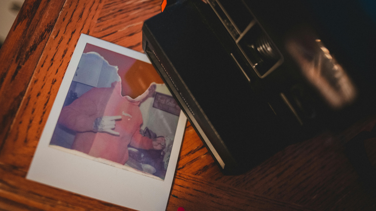 Фотография держится рамкой. Смысл - клеем