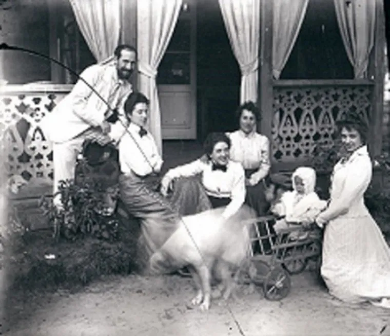 Матильда Кшесинская с братом Иосифом. Ее потомки считают, что она скрывает здесь беременность

Фото: Фото: из семейного архива Севенардов