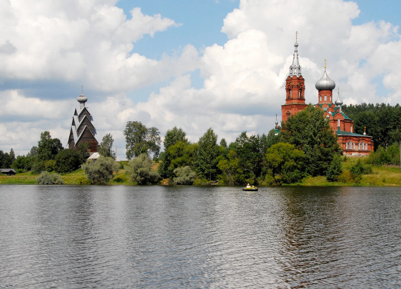 вид на оба храма с Волги, фото Алексея Фомина https://sobory.ru/photo/86991