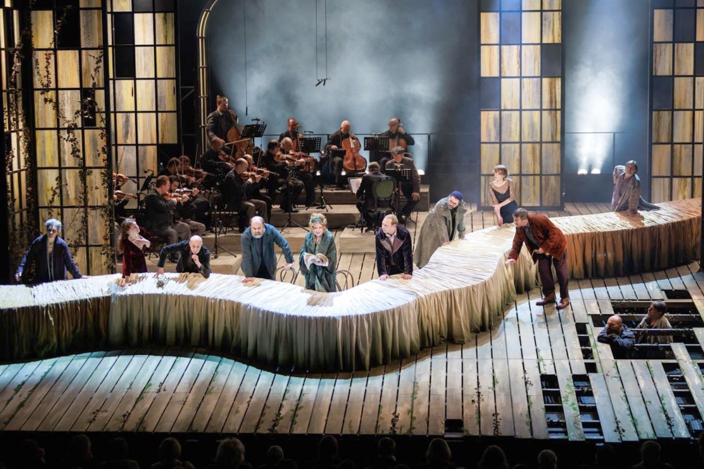    В спектакле "О любви" сцену "Мастерской Петра Фоменко" разрезает стол - река судьбы. / Русское концертное агентство