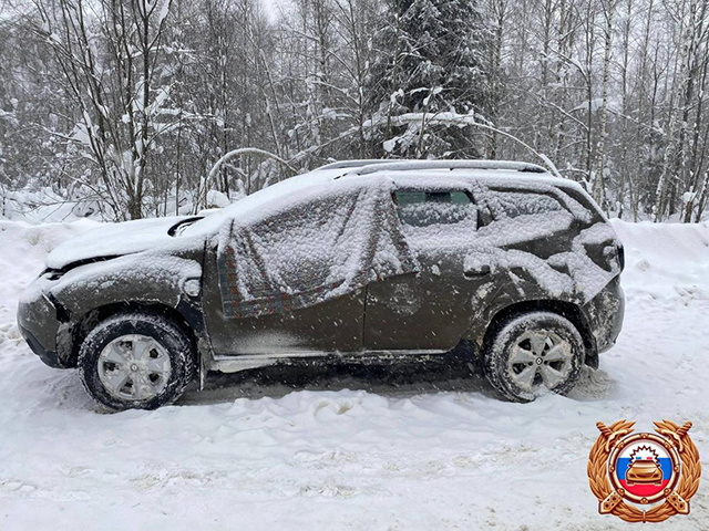 Под Тверью пожилой водитель на Renault Duster врезался в снежный отвал