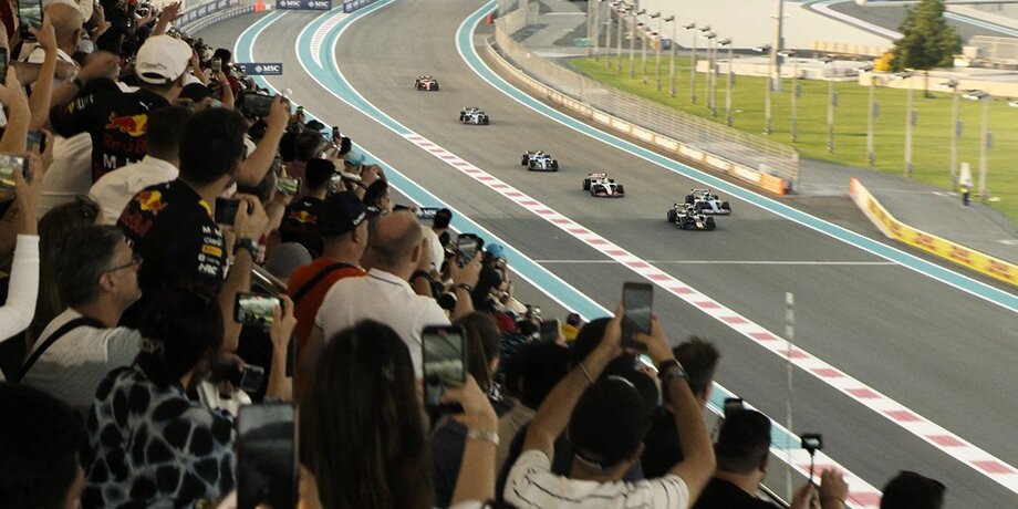    Фото: кадр из фильма "F1"; режиссер – Джозеф Косински; производство – Apple Original Films