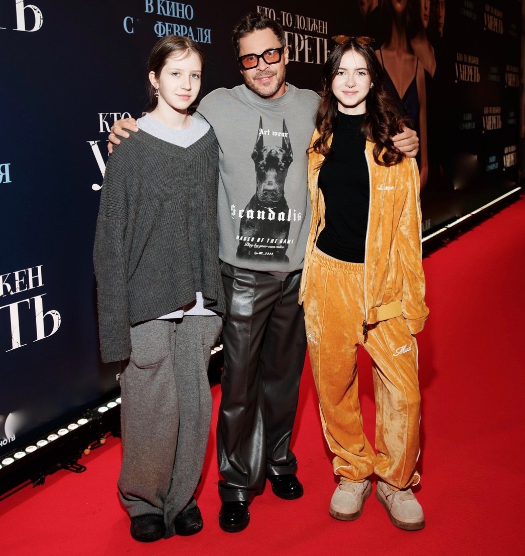     Павел Деревянко с дочерьми