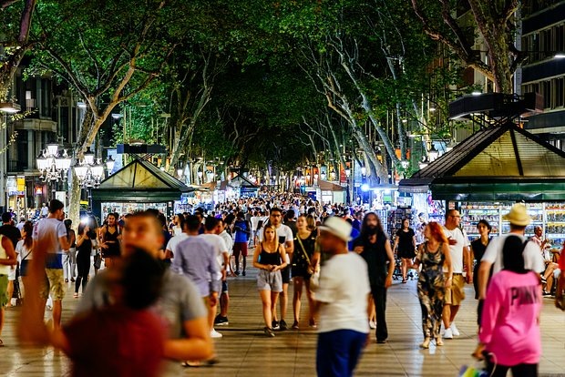    Толпа людей в центре Барселоны на улице Ла Рамбла. Фото: Radu Bercan / Shutterstock / Fotodom