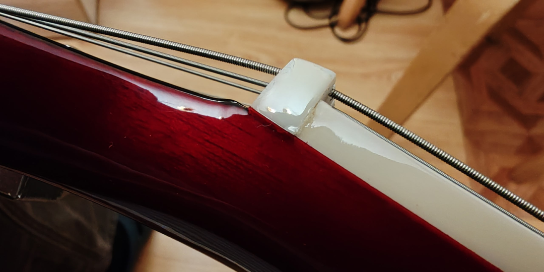 Как поменять порожек без повреждения лака, если лак заходит на торцы порожка.