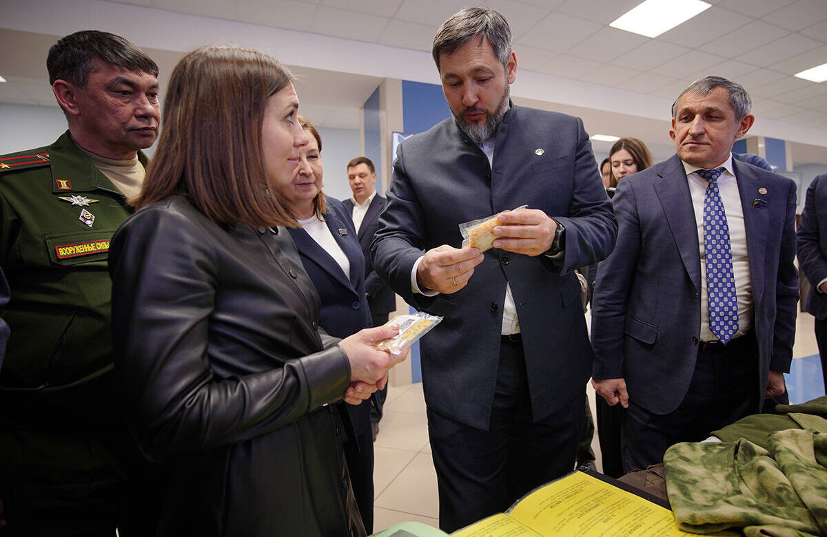 Перед началом отчетной сессии Олег Коробченко вместе с Ильдусом Зариповым осмотрел выставку продукции местных предприятийФото: © Владимир Васильев / «Татар-информ»