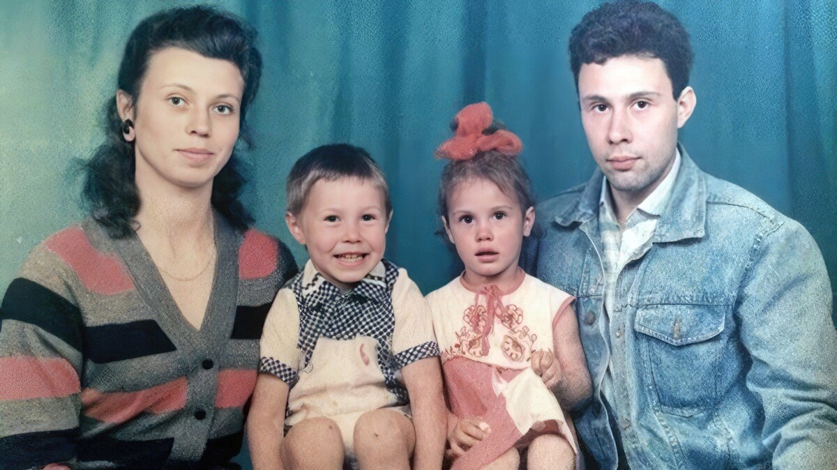 С родителями и братом