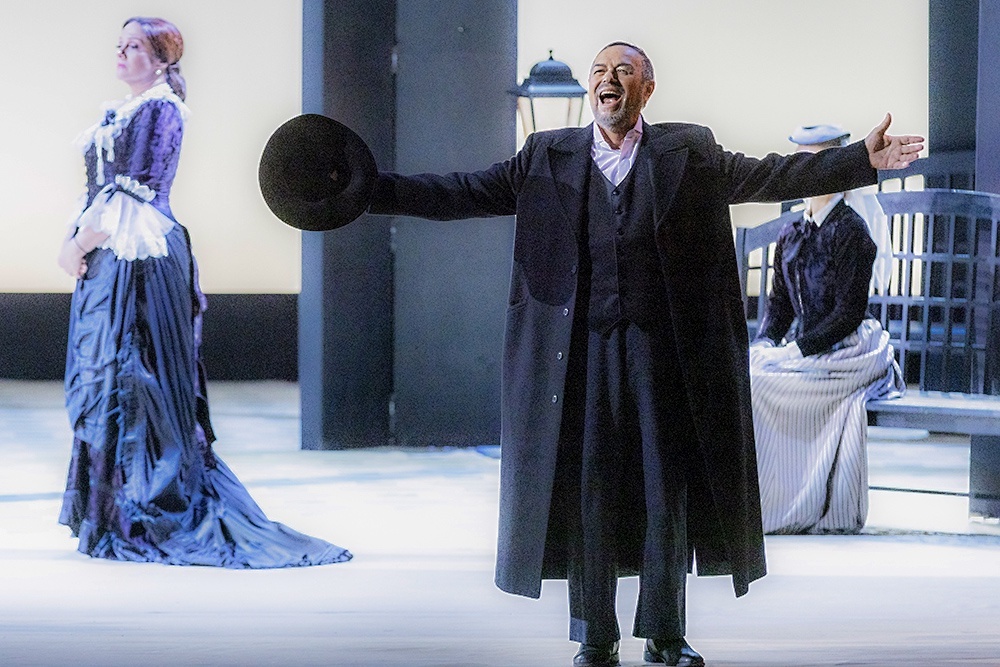    Одержимость пороком настолько все поглощает. И поэтому со сцены звучит главный вопрос: "А вы могли бы убить человека?" / Предоставлено Мариинским театром