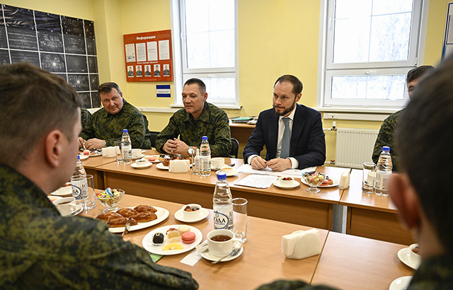 Глава Тверской области встретился в Торжке с летчиками Центра боевого применения