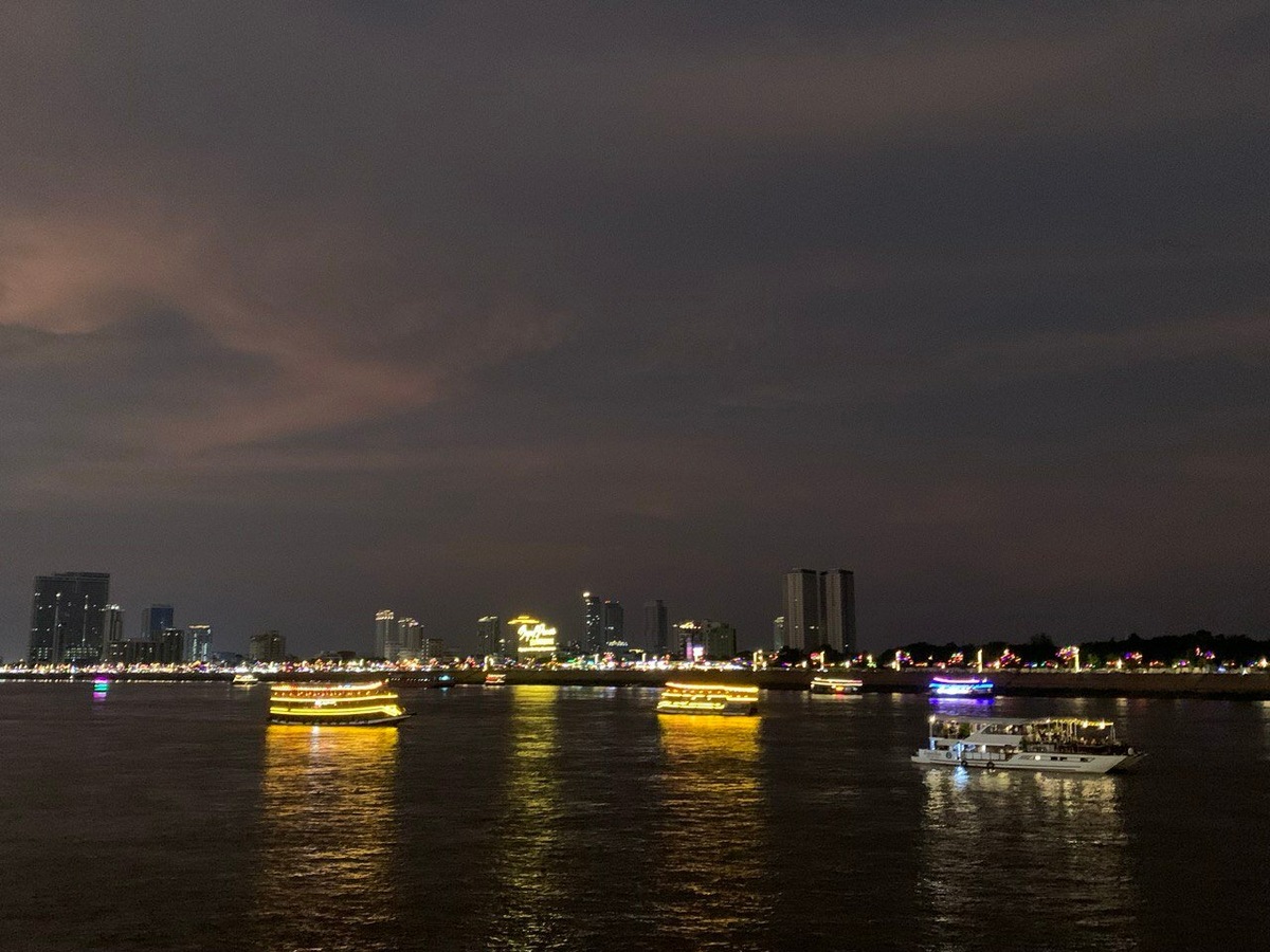 Набережная Пномпеня рядом с королевским дворцом