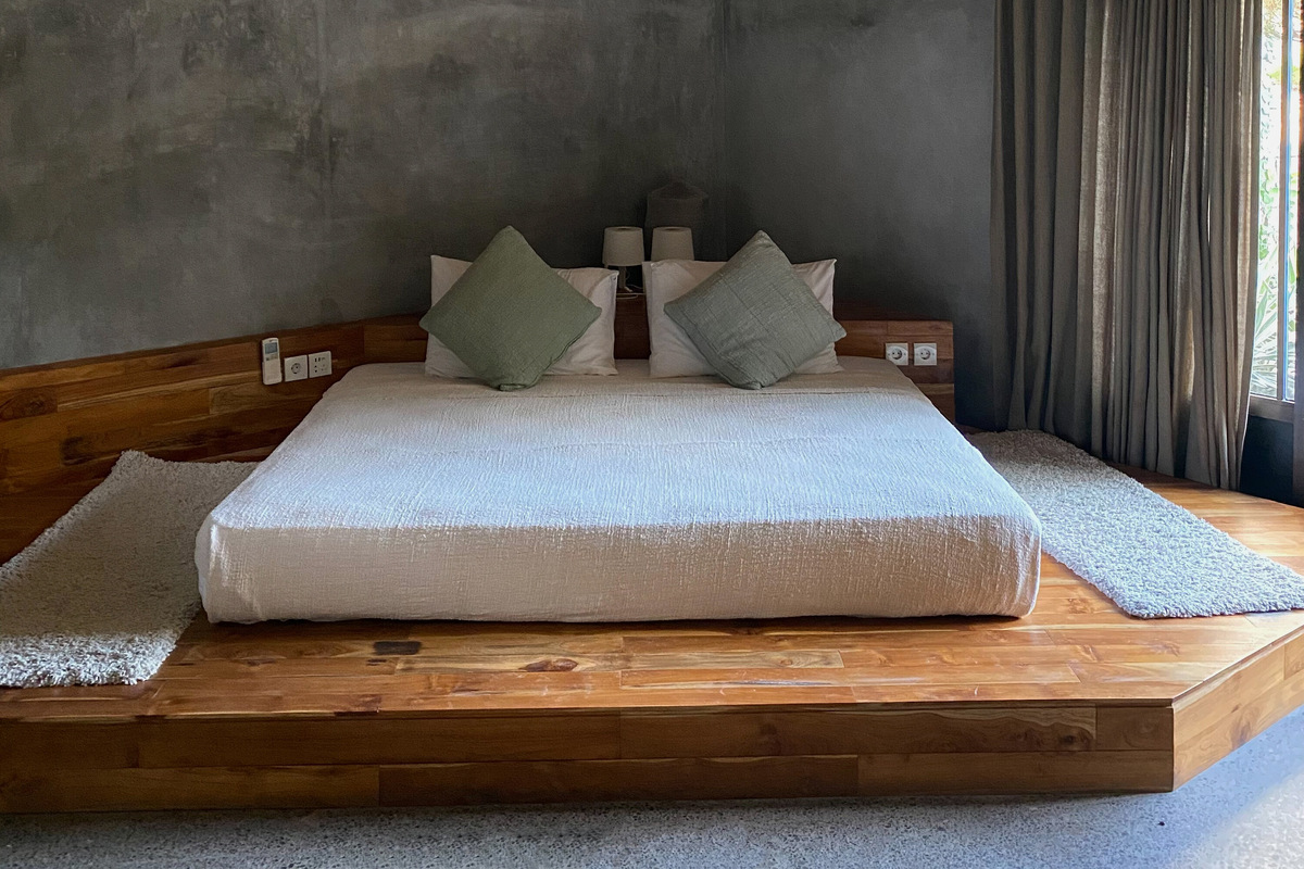 Современная минималистичная спальня с платформой. Фото: jaredbrendanmell / Shutterstock / Fotodom