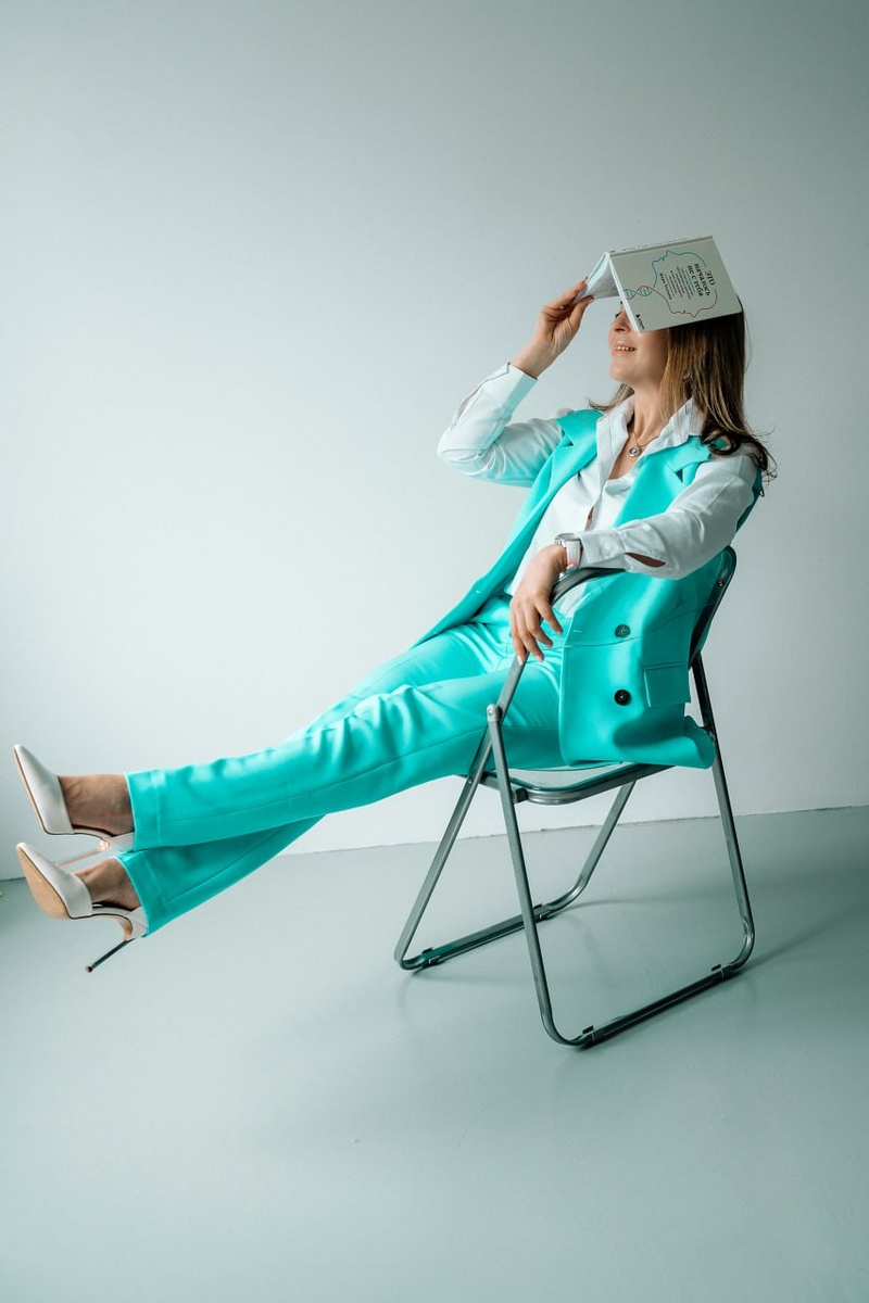 Когда жизнь говорит «хрусь», или Почему рушиться — это полезно 🧨
Когда привычный мир начинает трещать по швам, хочется либо впасть в режим "из последних сил" и латать синей изолентой, либо притвориться ветошью и ждать, пока само рассосется. Но давайте честно: кризис — это не поломка вашего «двигателя», это просто сигнал, что старый кузов больше не тянет вашу новую мощность. 🚀

Знаете, в чем главный секрет? Рушится не «вся жизнь», а только те декорации, из которых вы давно выросли, как из детских штанишек на лямках. Вы просто стали масштабнее, чем та работа, те отношения или те привычки, за которые так цепляетесь! Ох как цепляетесь, по себе знаю! Ох как страшно отпускать привычное старое!😱

Что делать, когда земля уходит из-под ног?

Выдохните и перестаньте «дёргать глазом»: Решения, принятые в панике — это как макияж во время землетрясения. Подождите, пока уляжется пыль. 🧘‍♂️

Проведите инвентаризацию: Что именно разваливается? Обычно это конкретная «полка», а не весь дом. 🧹

Вернитесь в тело: Пока мозг рисует апокалипсис, накормите себя, уложите спать и выключите уведомления от токсичных «доброжелателей». 💤 А если спать не получается, потому что судорожно дергаются оба глаза, тогда просто лежите и наблюдайте за своим телом (минимум пол часа! БЕЗ ТЕЛЕФОНА!)

Кризис — это не диагноз «со мной что-то не так». Это громкий аплодисмент от Вселенной: «Поздравляю, ты вырос, пришло время строить что-то покруче!» 🥂 Ну и как всегда напомню! Тяжело разобраться самой/самому? Приходи, вместе найдем твою новую ступеньку и ресурса накидаем, чтоб твой шаг был уверенным и четким!